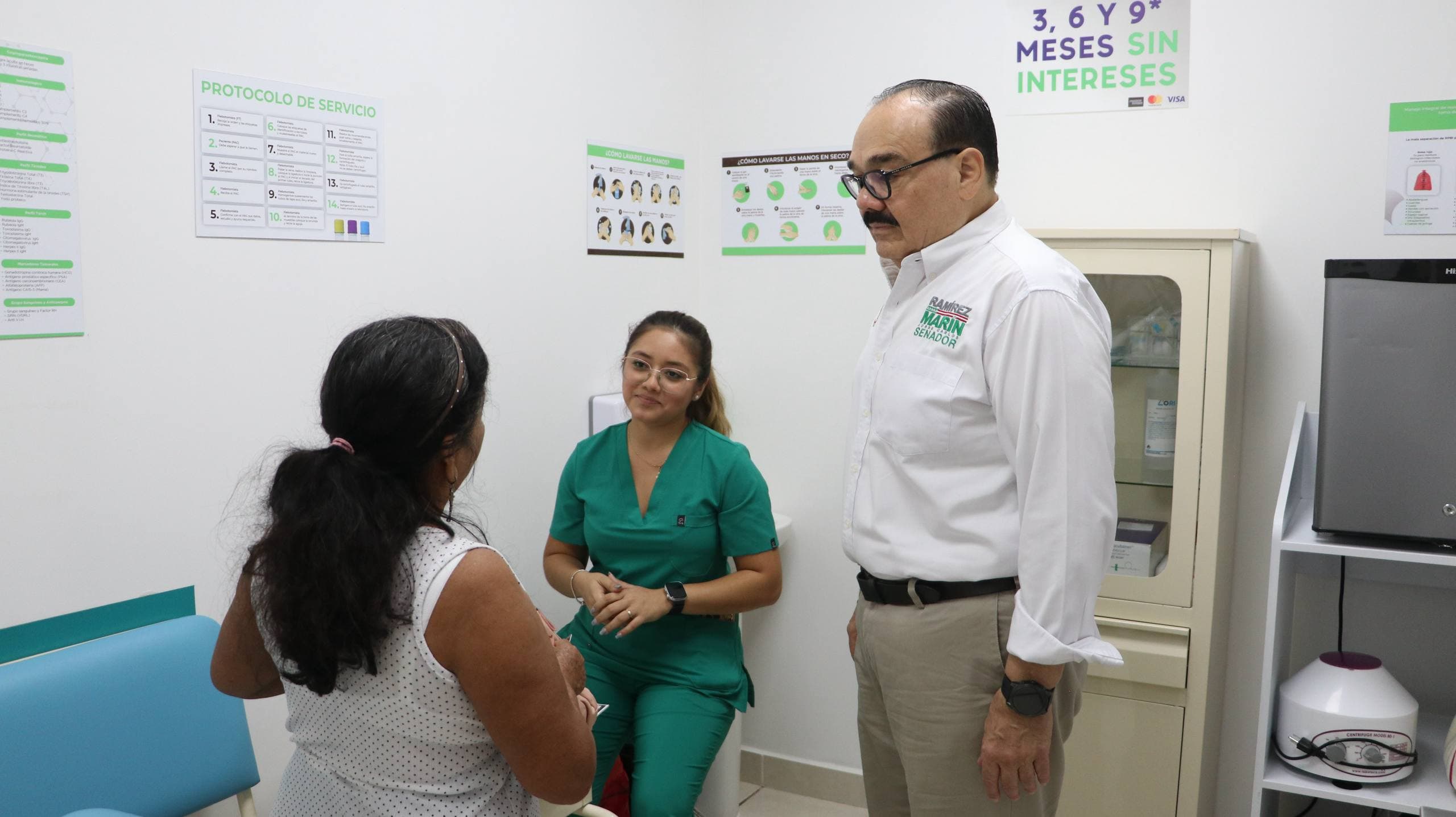 El Senador Jorge Carlos Ramírez Marín escuchando atentamente a la ciudadanía yucateca en las Clínicas Comunitarias.